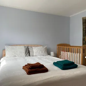 Morden Flat Close To Dlr Station With Free Parking Apartment