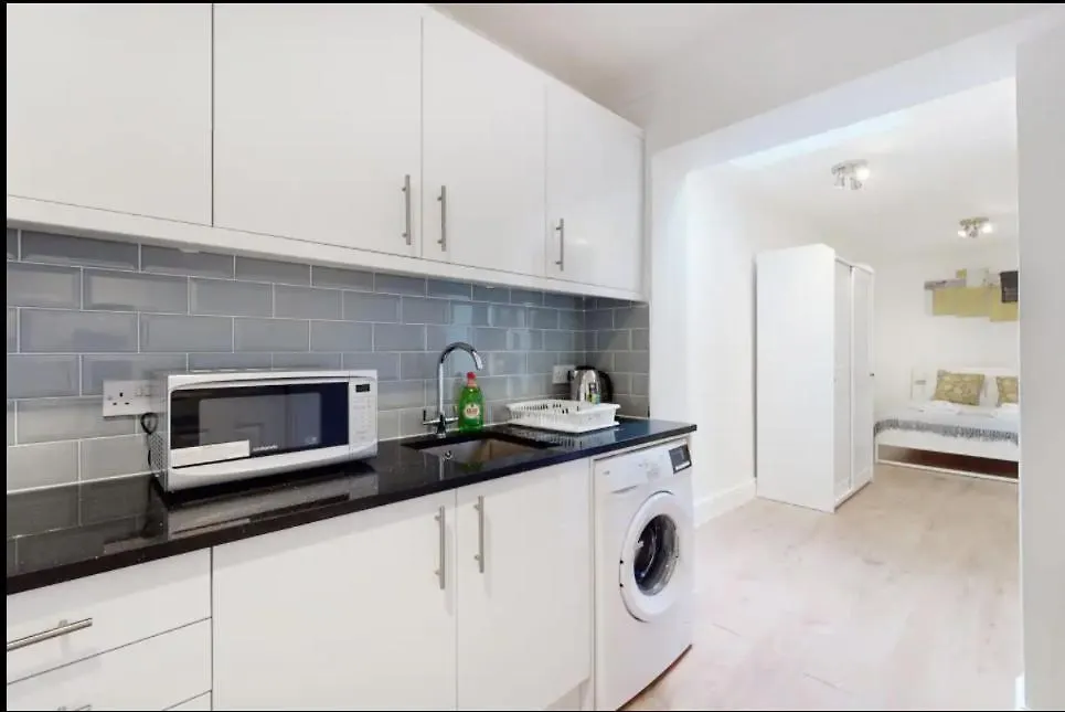 New Spacious 1 Bed Studio Flat In Aldgate contacts